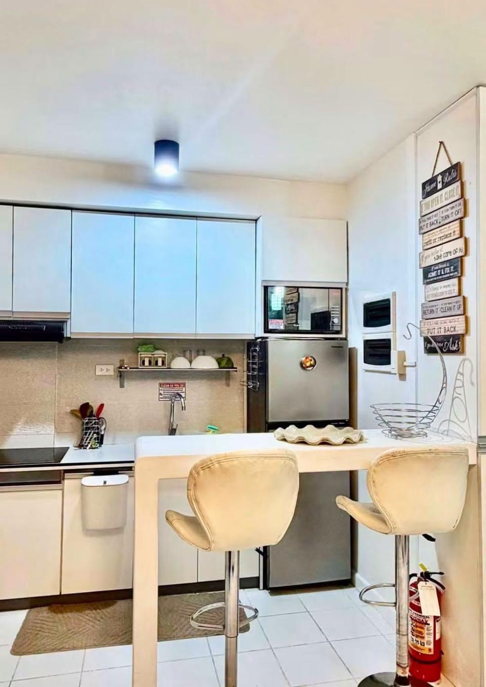 Kitchen or kitchenette, minibar, stove, toaster