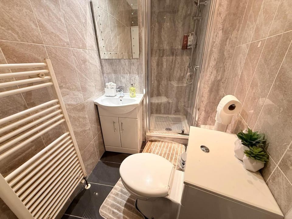 Shower, Toilet