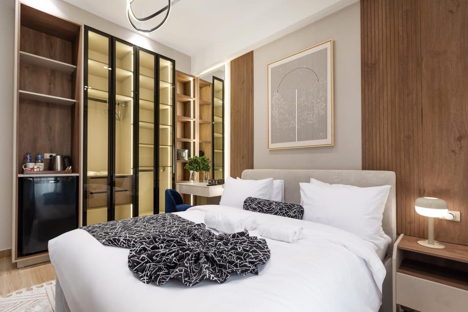 Bed, TV and multimedia, Living room, Photo of the whole room, Seating area, Bedroom, towels, wardrobe