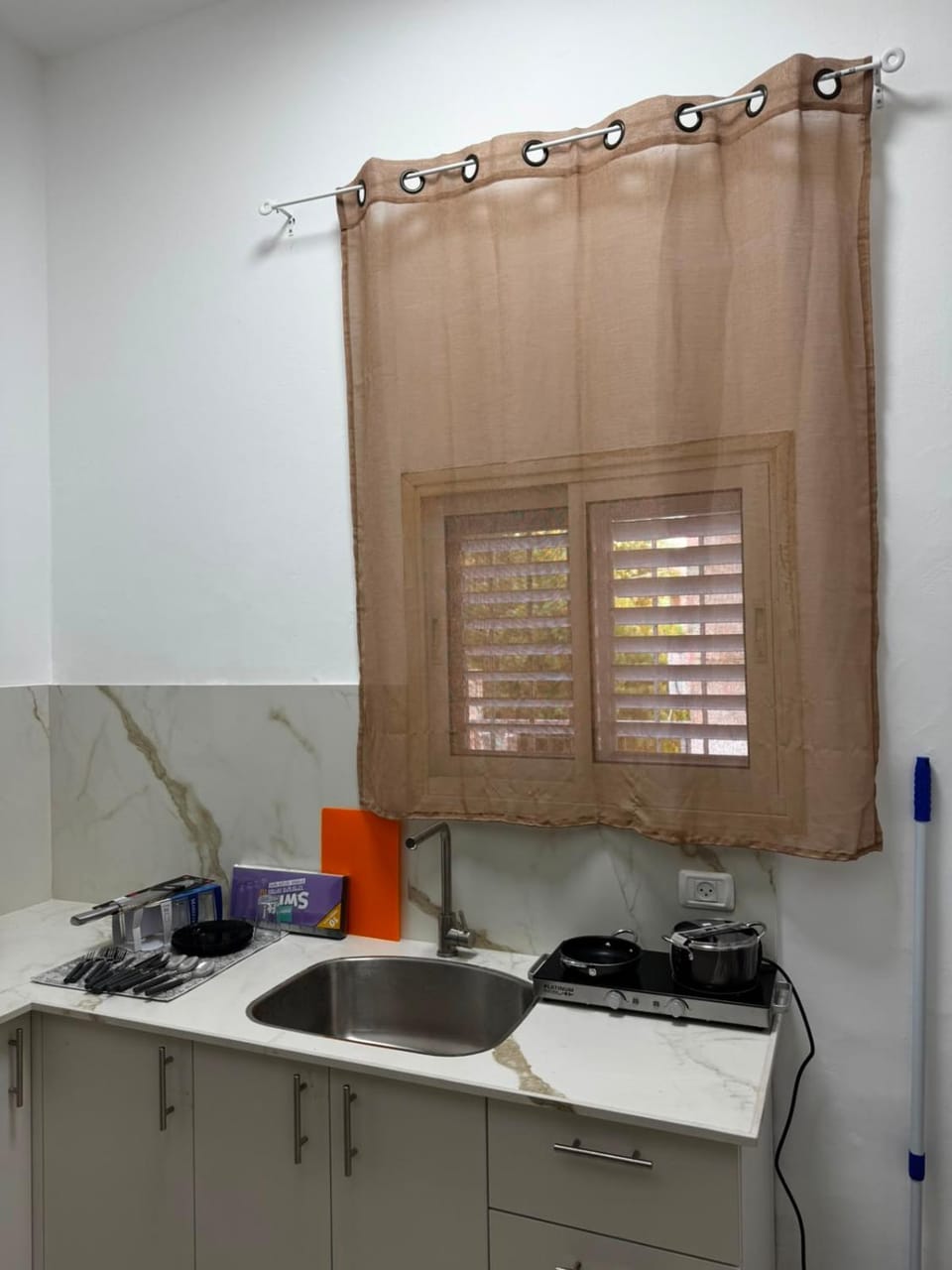 Renovated Garden Apartment Near Madatech Arlozorov Apartment in Haifa