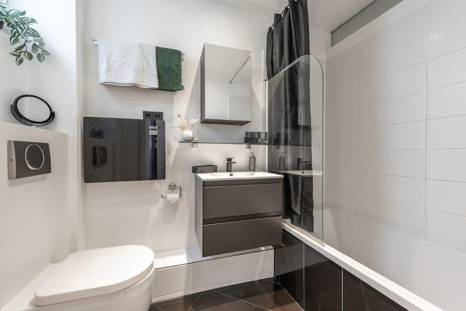 Shower, Toilet, Bathroom, Bath, towels