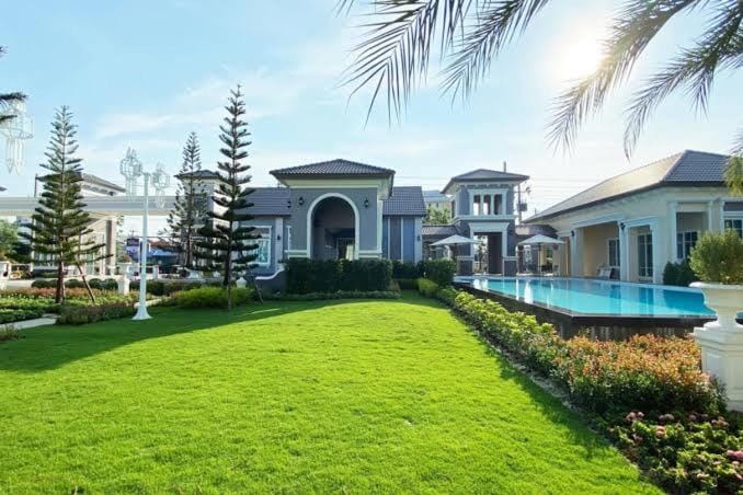 Day, Natural landscape, Garden, Garden view, Pool view, Swimming pool, sunbed