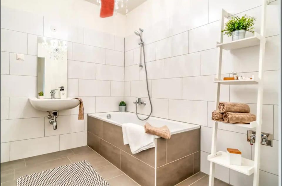 Modern Apartment with Balcony & Free Parking near Metro Apartment in Vienna