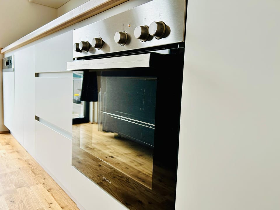 Modern Apartment with Balcony & Free Parking near Metro Apartment in Vienna
