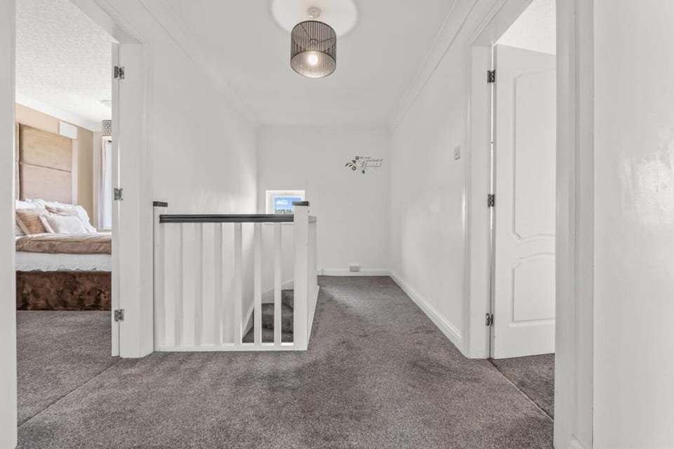 #210 Spacious Aldridge Home - Sleeps 10 House in The Royal Town of Sutton Coldfield