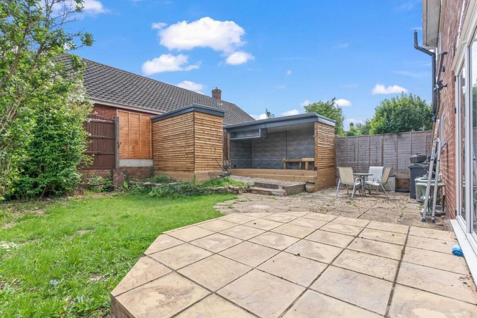 #210 Spacious Aldridge Home - Sleeps 10 House in The Royal Town of Sutton Coldfield