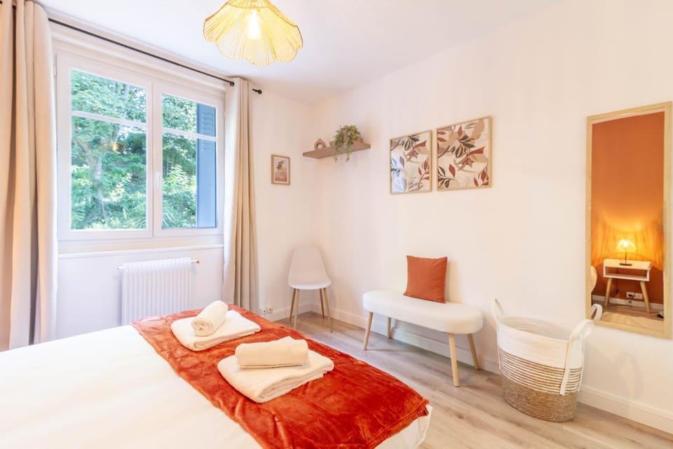 Bed, Photo of the whole room, Bedroom, towels