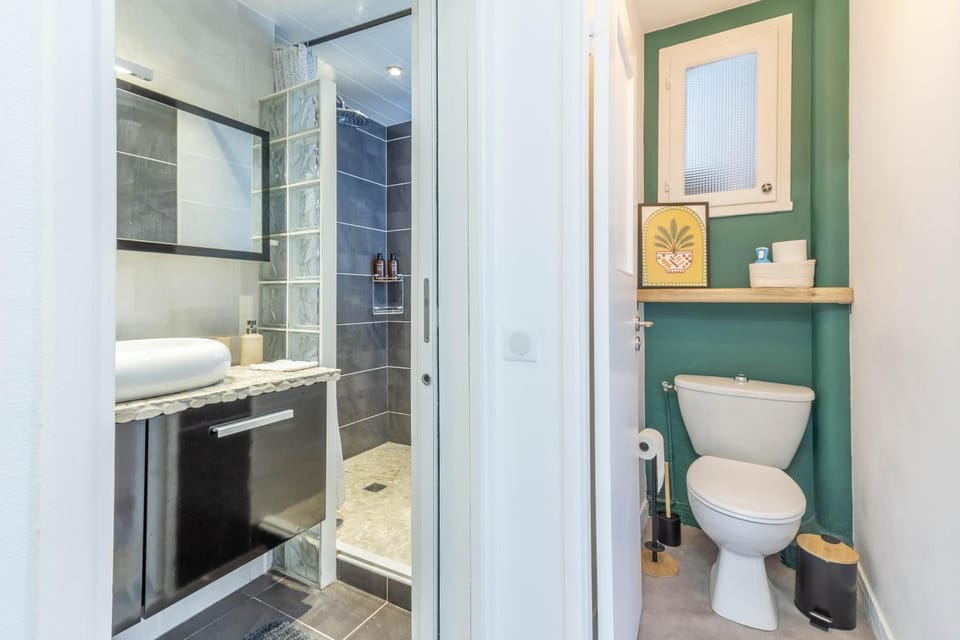 Shower, Toilet, Bathroom, towels