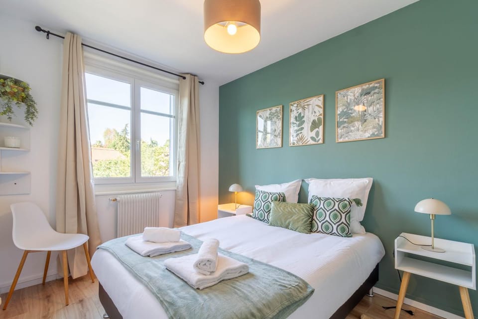 Bed, Photo of the whole room, Bedroom, towels