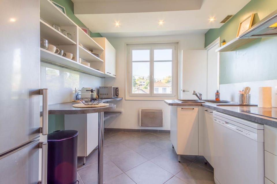 Coffee/tea facilities, Kitchen or kitchenette, dishwasher, oven, stove, toaster