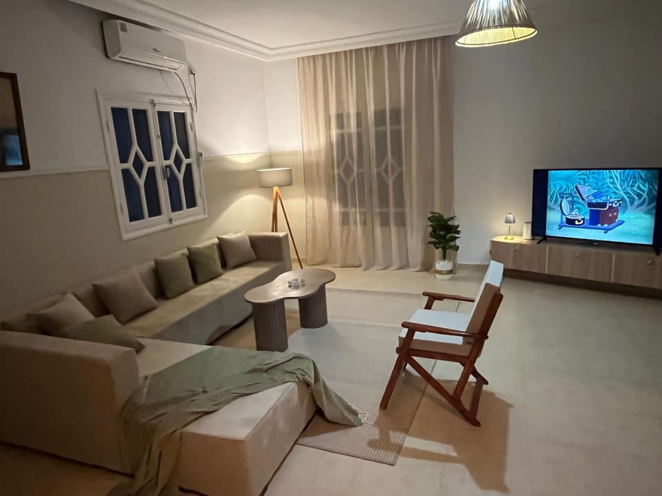 Communal lounge/ TV room, TV and multimedia, Living room, Evening entertainment, air conditioner