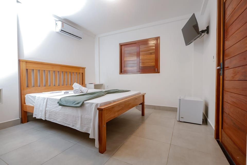 Bed, TV and multimedia, Photo of the whole room, Bedroom, towels, air conditioner