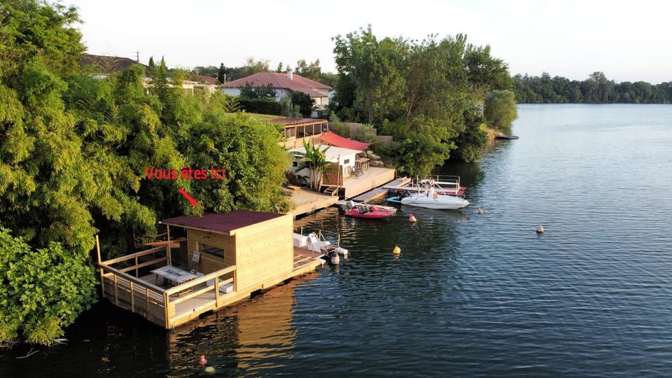 Cabane flottante sur le Tarn Campground/ 
RV Resort in Occitanie