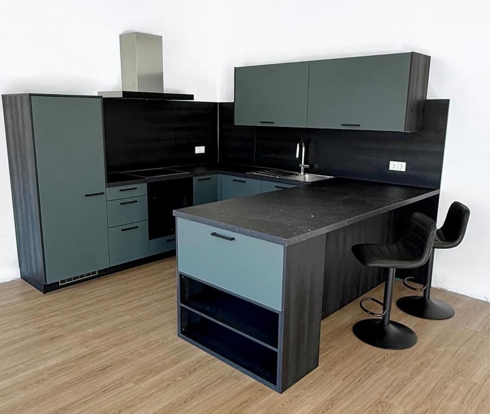 New Renovated 4BR, TopLage, Blakon, UBahn Apartment in Munich