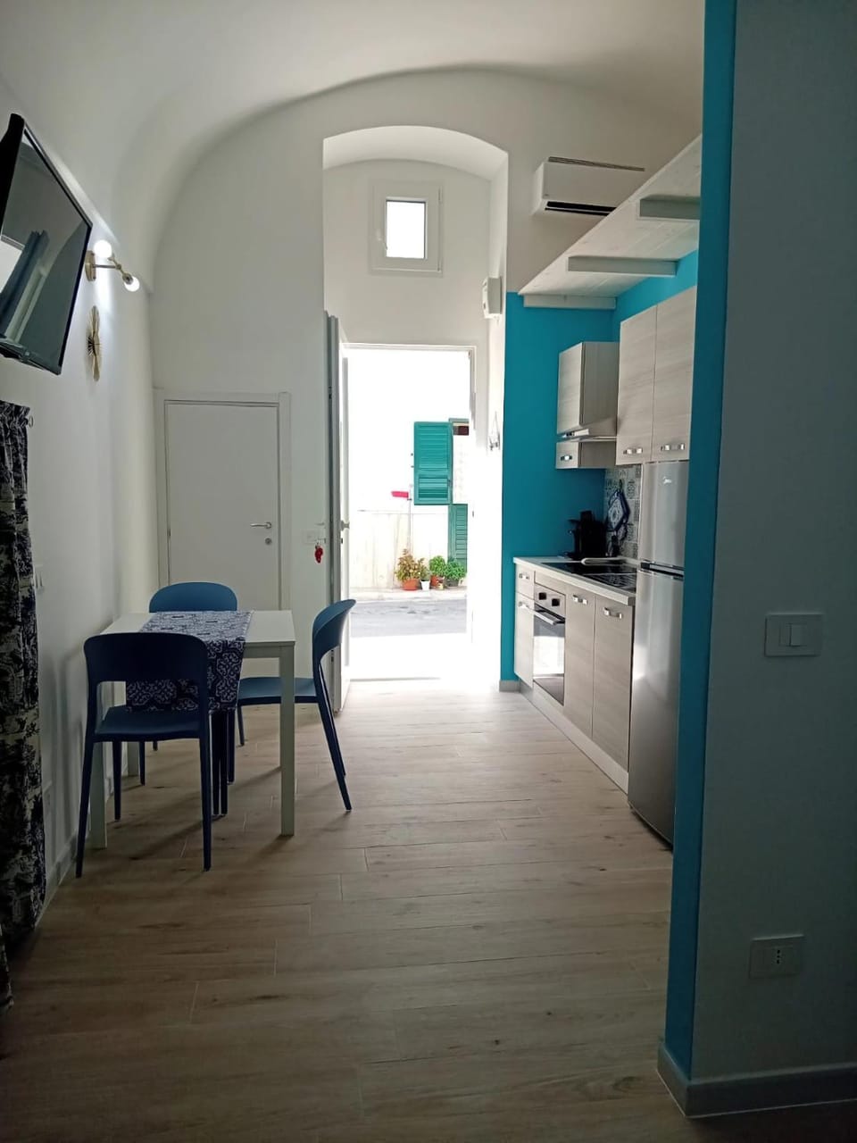 Kitchen or kitchenette, Dining area, stove