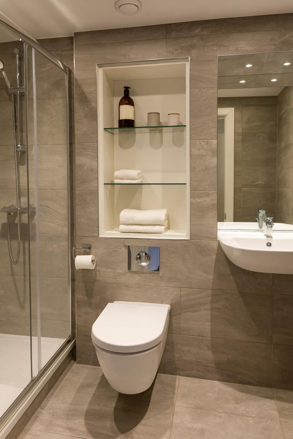 Airport Studio Apartment High St Feltham Apartment in London Borough of Hounslow