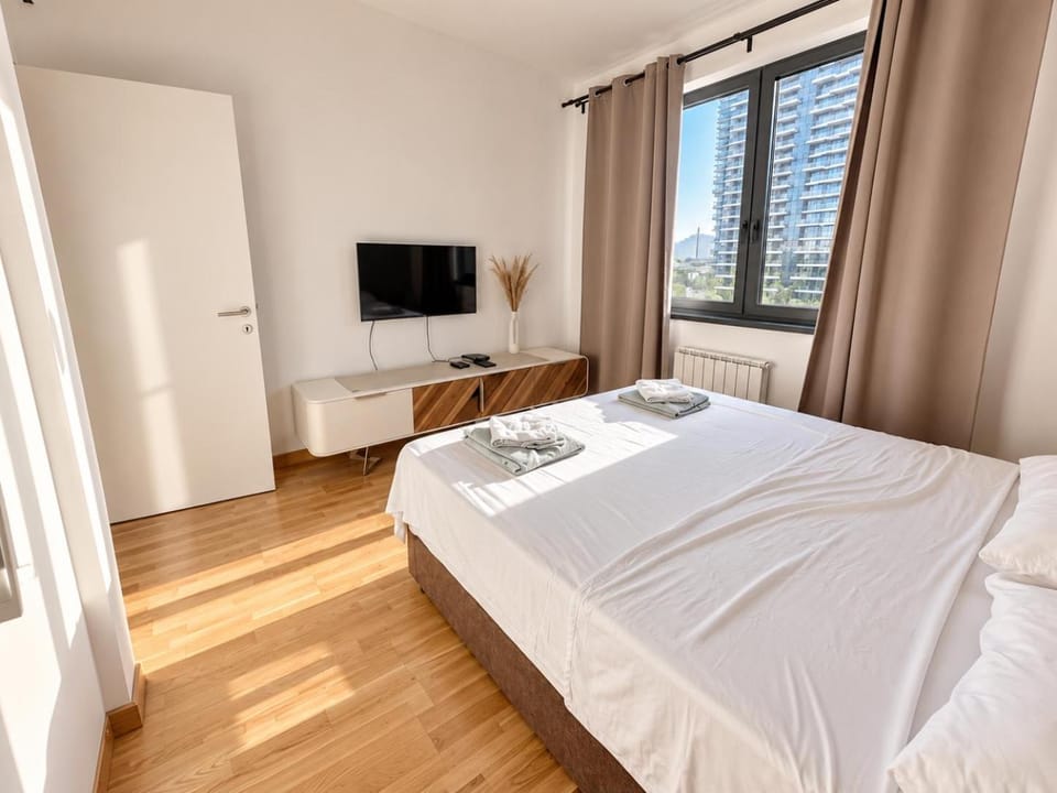 Bed, TV and multimedia, Bedroom