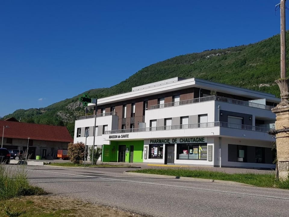 Spacieux T2 avec terrasse entre lac et montagnes Apartment in Haute-Savoie