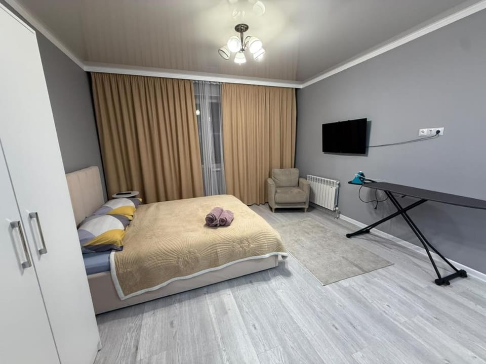 Bed, TV and multimedia, Living room, Photo of the whole room, Bedroom, towels