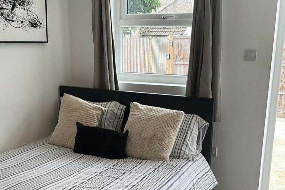 Studio Sleeps 2 with WiFi Apartment in Croydon