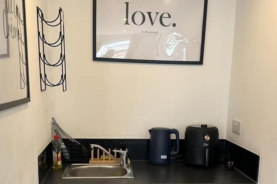 Studio Sleeps 2 with WiFi Apartment in Croydon