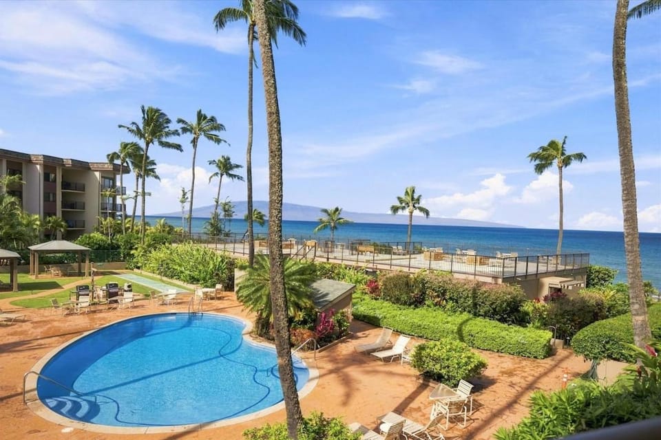 Hale Ono Loa 203- Oceanfront condo, great value, walk to everything Apartment in Napili-Honokowai
