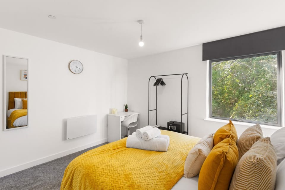 Bed, Bedroom, flat iron, heating, towels