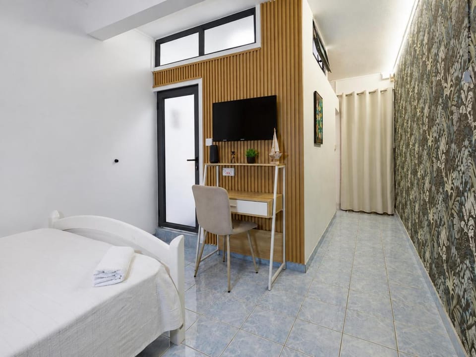 Bed, TV and multimedia, Seating area, Bedroom