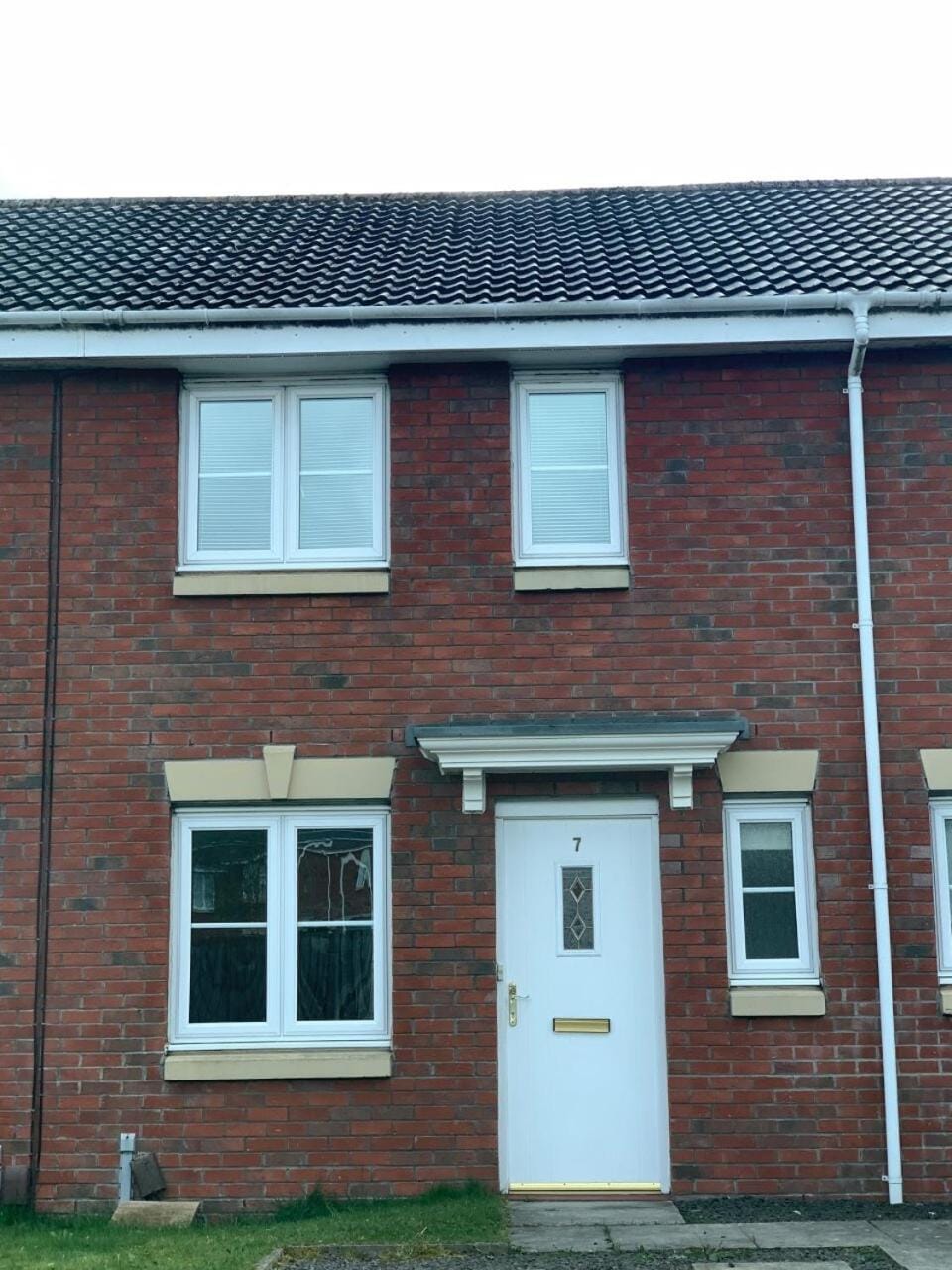 Modern 3 Bed Home with Driveway, Garden and Near Train House in Motherwell
