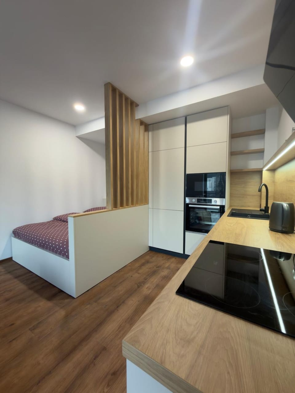 Kitchen or kitchenette, Bedroom, stove