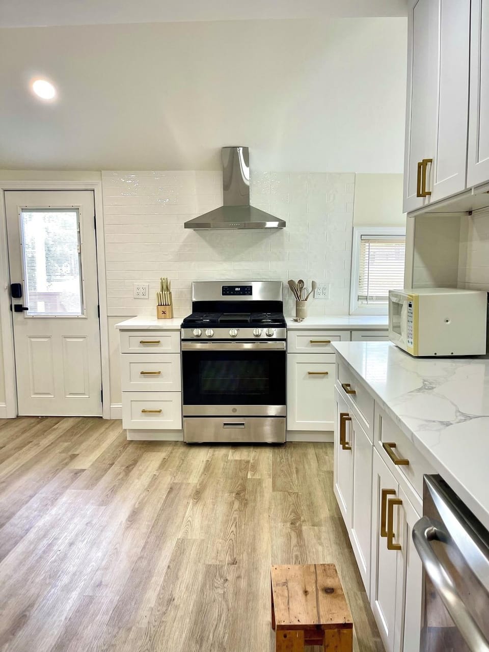 Kitchen or kitchenette, dishwasher, stove