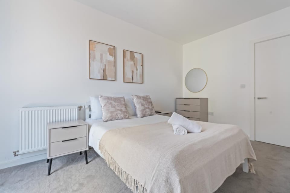 Bed, Bedroom, towels