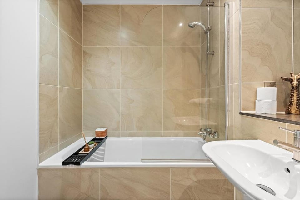 London Bridge Apartment with views of Shard Apartment in London Borough of Southwark