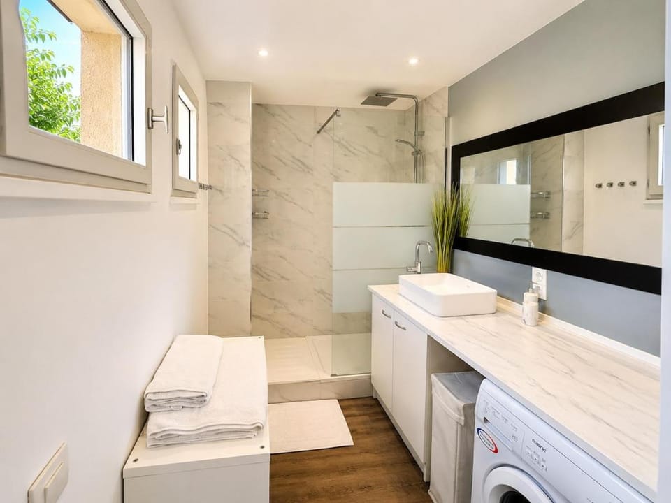 Panorama du Sud – Terrasse & Clim Apartment in Nimes