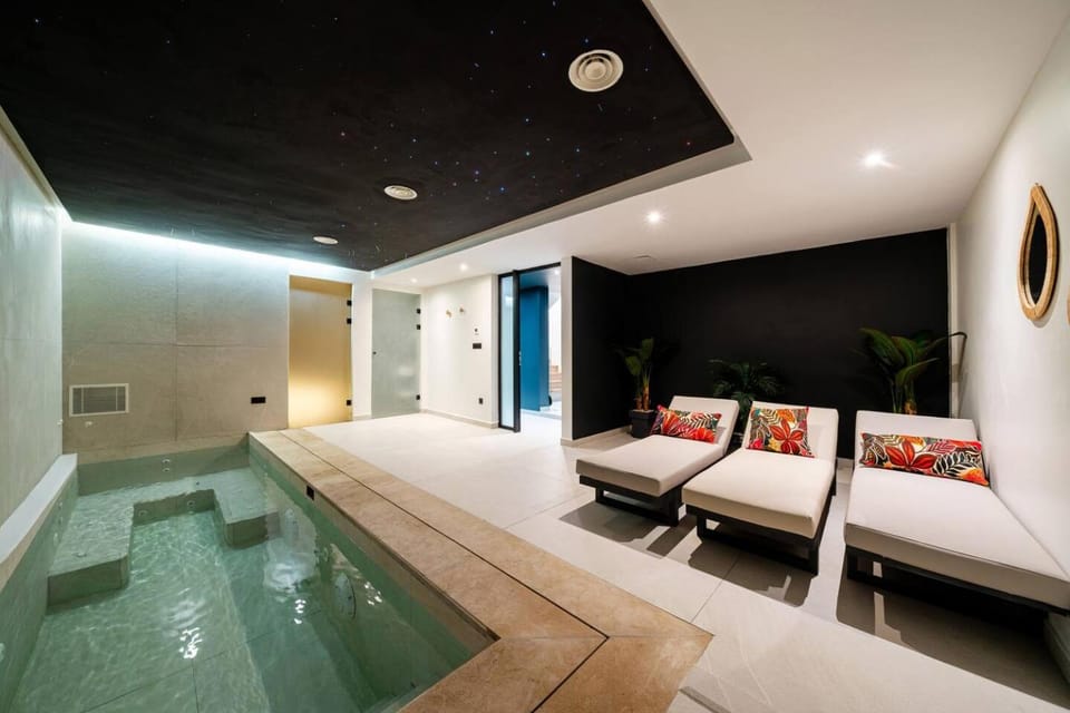 Marrakech 4-Bedroom Villa with Indoor and Outdoor Pools Villa in Marrakesh-Safi