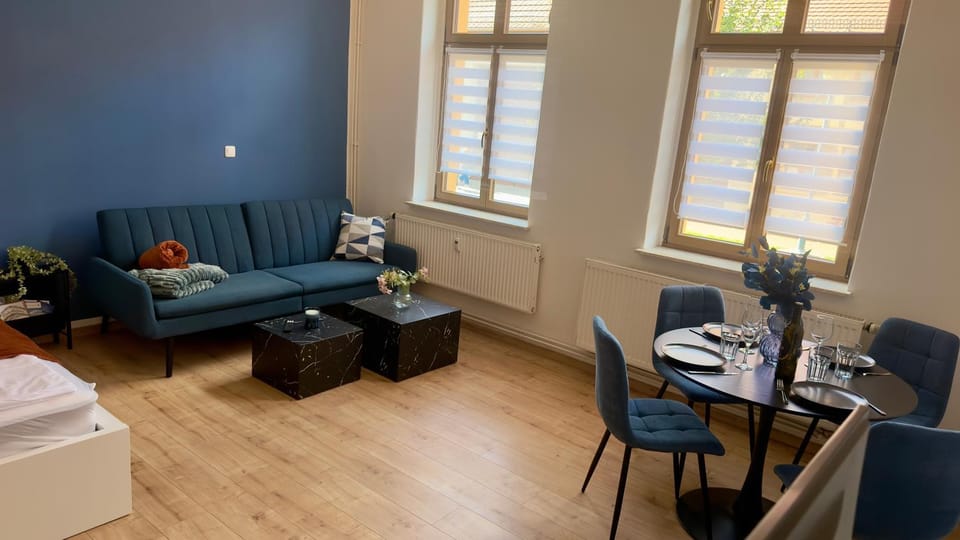 Bed, Living room, Photo of the whole room, Seating area, Dining area, Bedroom
