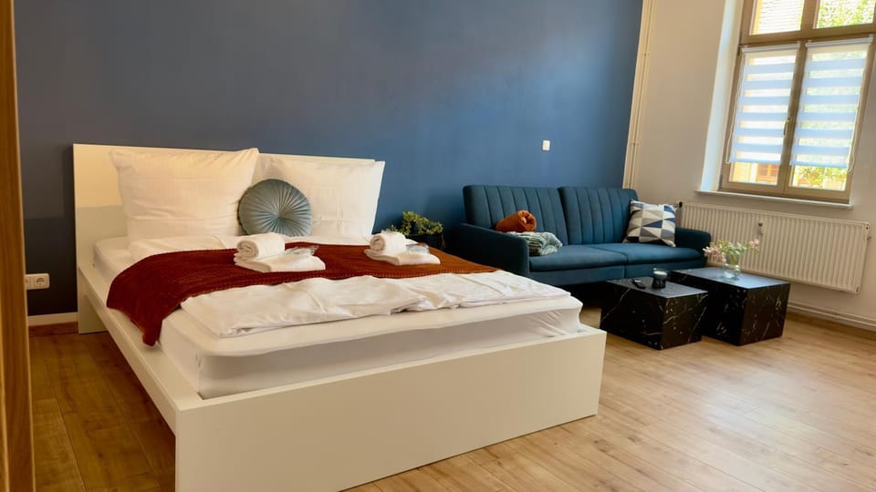 Bed, Living room, Photo of the whole room, Seating area, Bedroom, towels