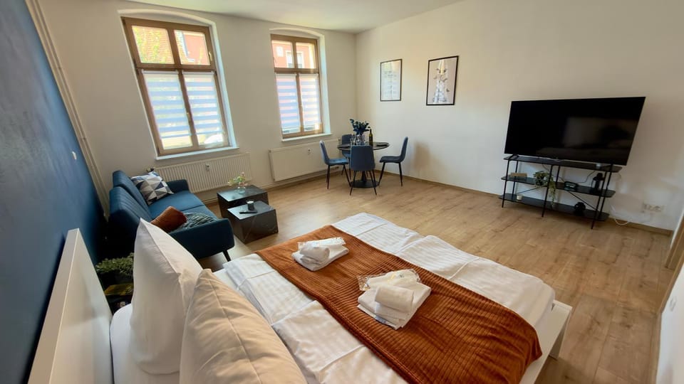 Bed, TV and multimedia, Living room, Photo of the whole room, Seating area, Bedroom, towels