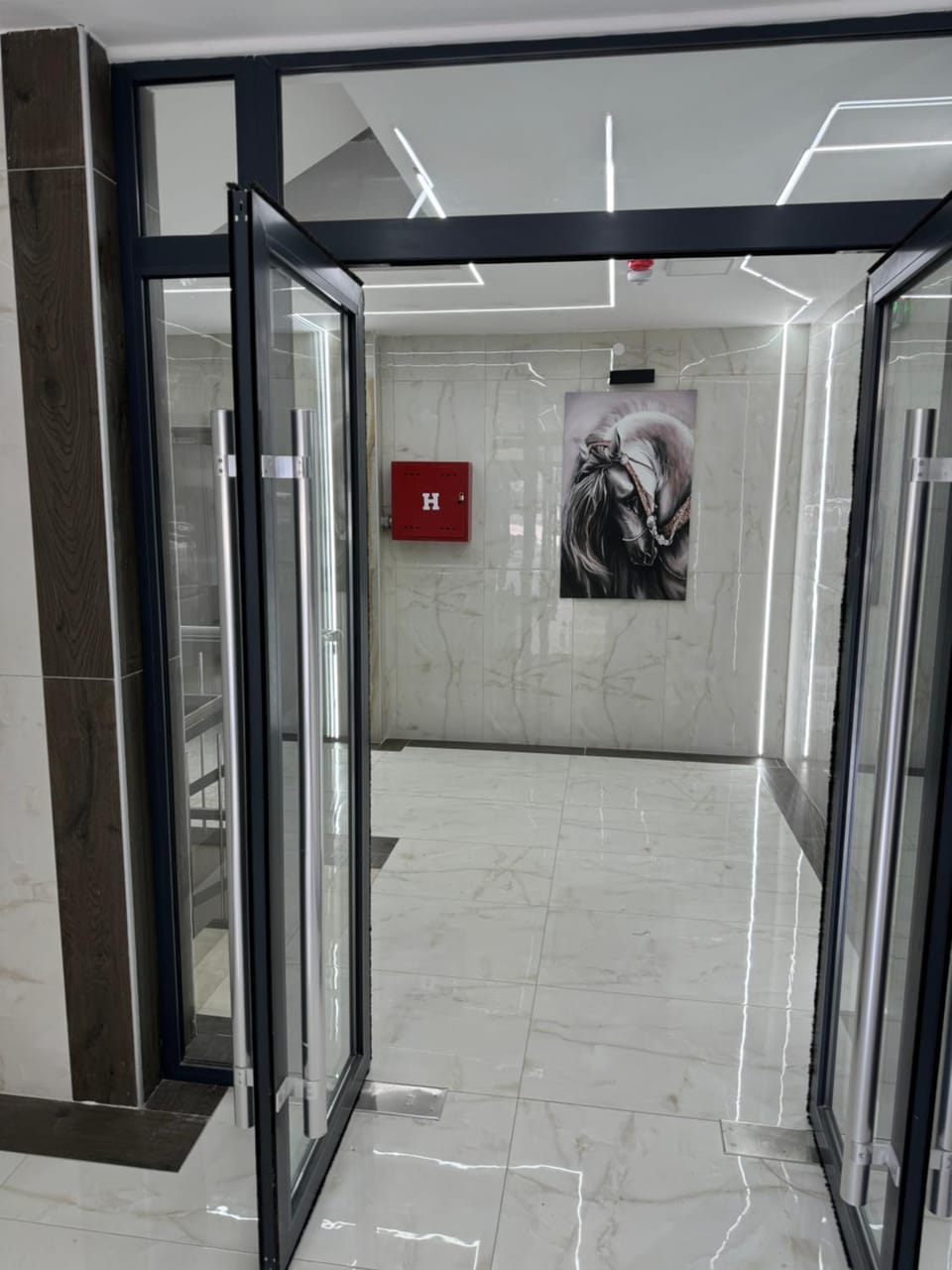 Facade/entrance, elevator