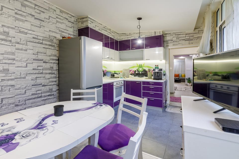 Kitchen or kitchenette, Seating area, Dining area