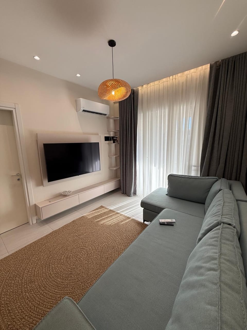 Communal lounge/ TV room, TV and multimedia, Living room, Seating area, Evening entertainment, air conditioner