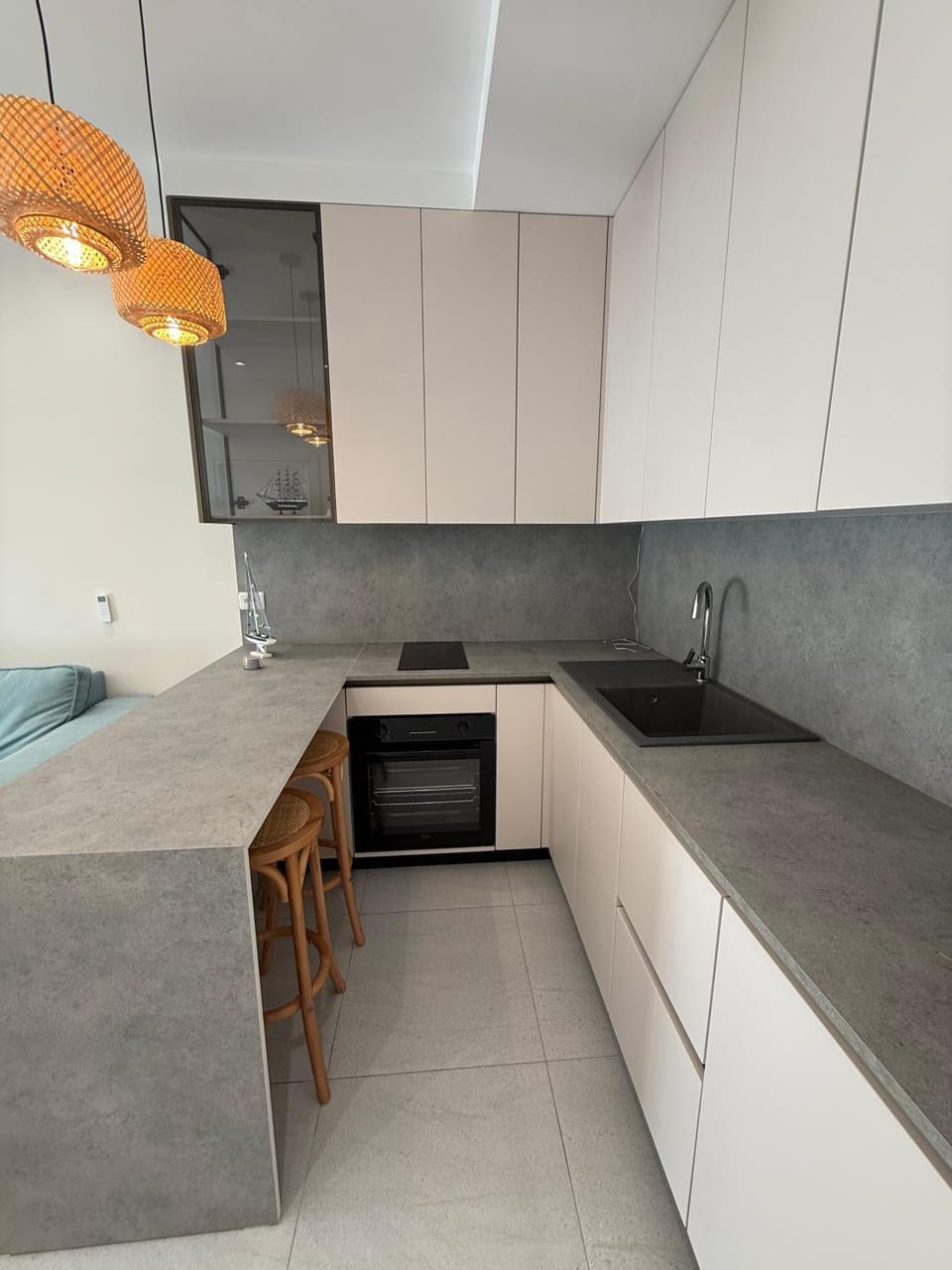Kitchen or kitchenette, minibar
