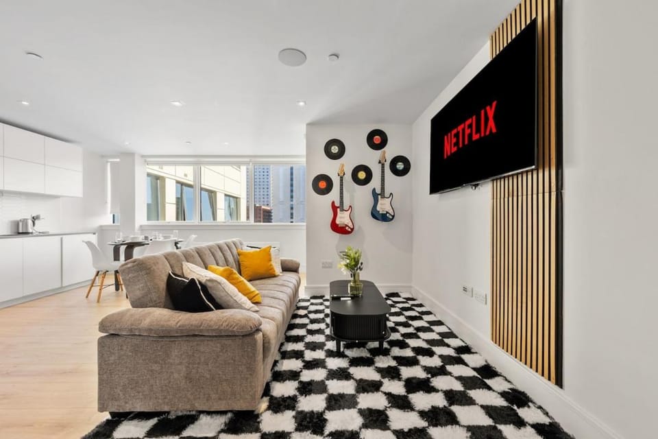 Communal lounge/ TV room, TV and multimedia, Living room, Seating area, Evening entertainment