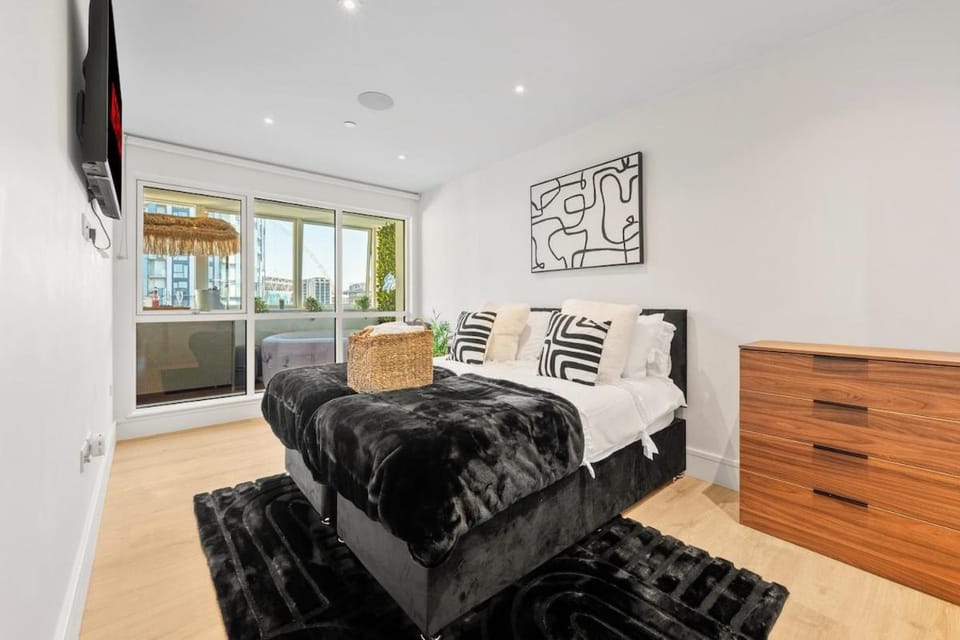 Bed, TV and multimedia, Photo of the whole room, Bedroom