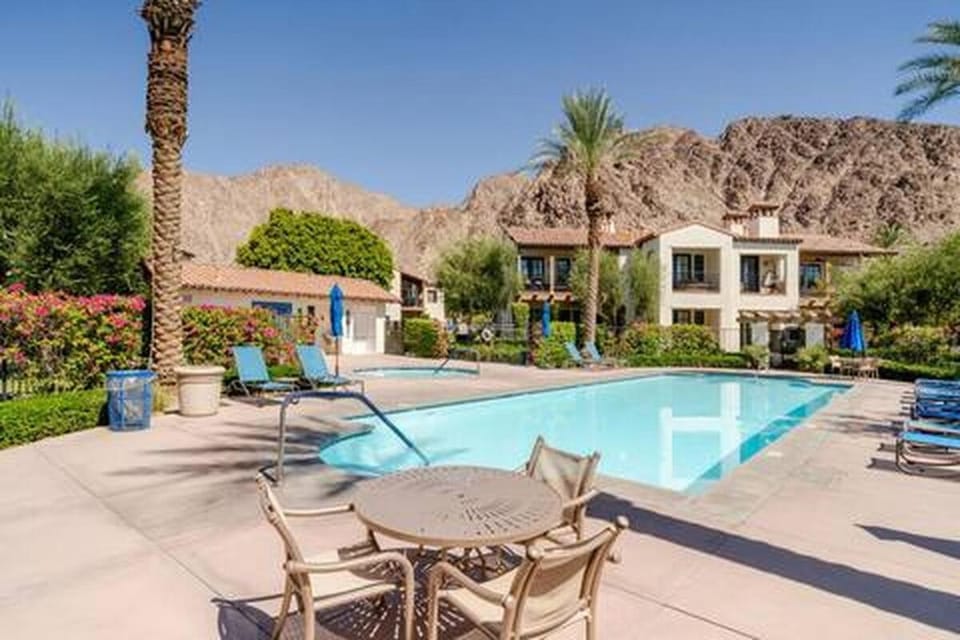 Studio En-Suite with Kitchenette -Private Patio Villa in Indian Wells