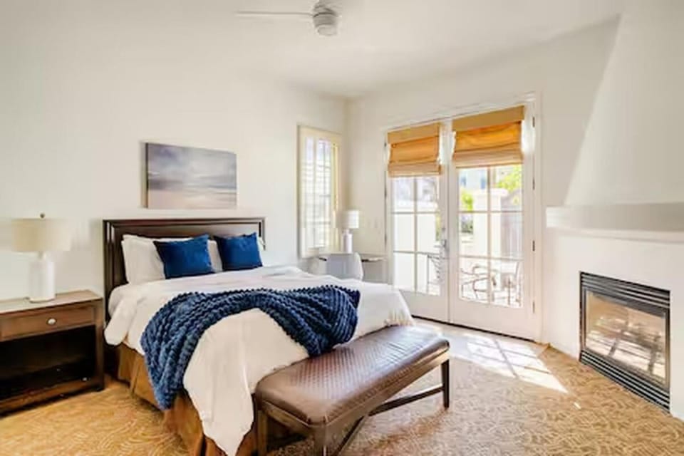 Studio En-Suite with Kitchenette -Private Patio Villa in Indian Wells