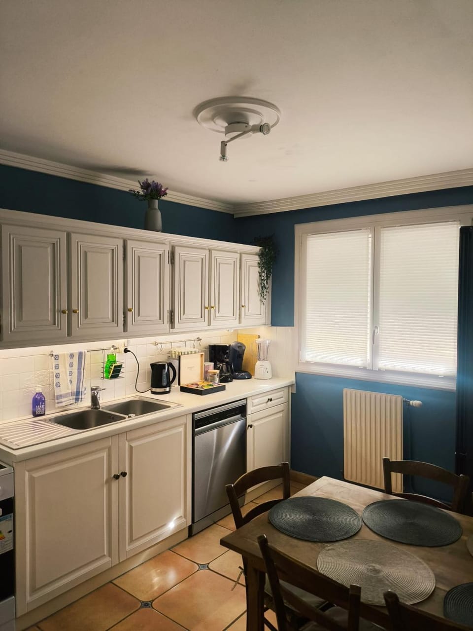 Coffee/tea facilities, Kitchen or kitchenette, Dining area, dishwasher