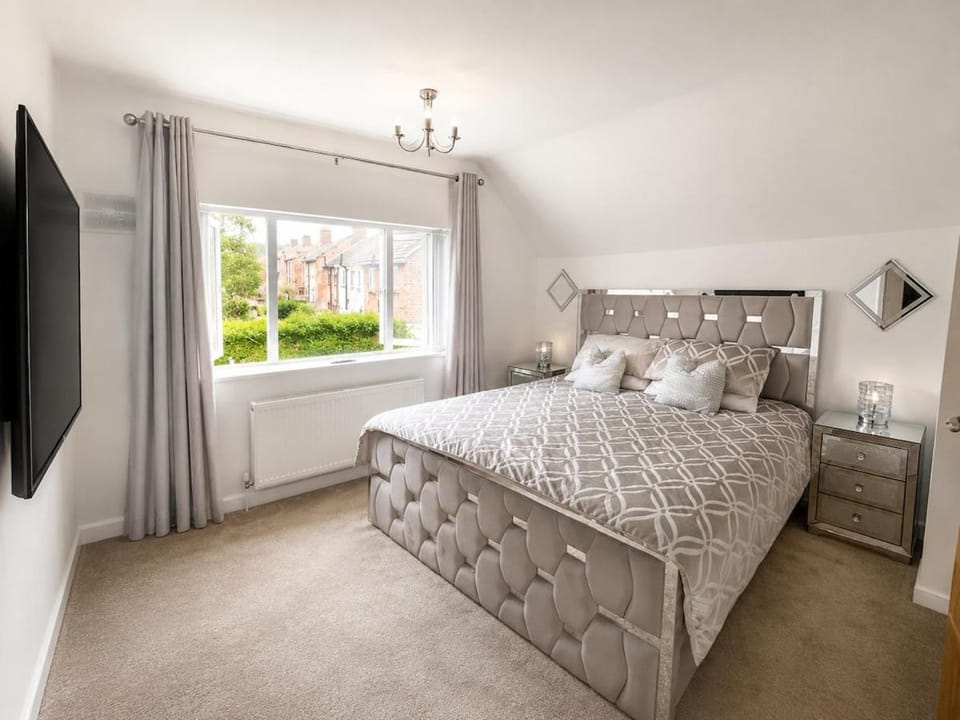 The Royal Retreat Luxury 2BR Free Parking House in The Royal Town of Sutton Coldfield
