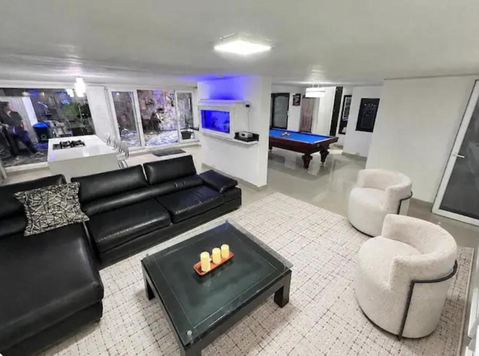 Espacioso apartamento con jacuzzi y mesa de billar Apartment in Medellin