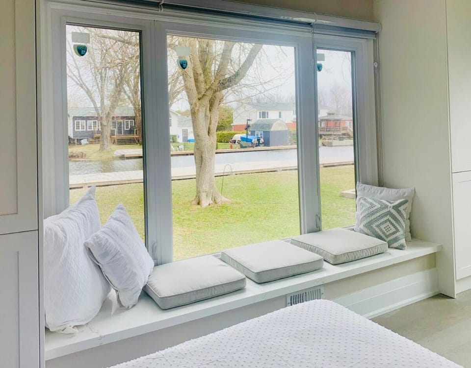 Awesome Riverside Cottage, Private Dock, 4 Bedrooms 3 Bathrooms Apartment in Innisfil